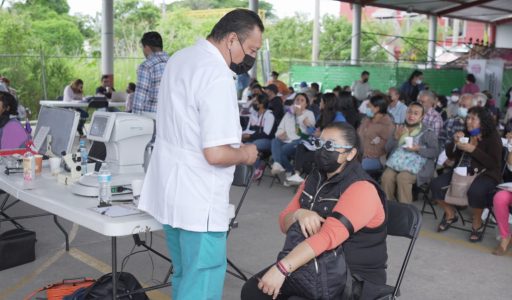 DIF Municipal de Emiliano Zapata entrega lentes y estudios visuales gratuitos a población vulnerable