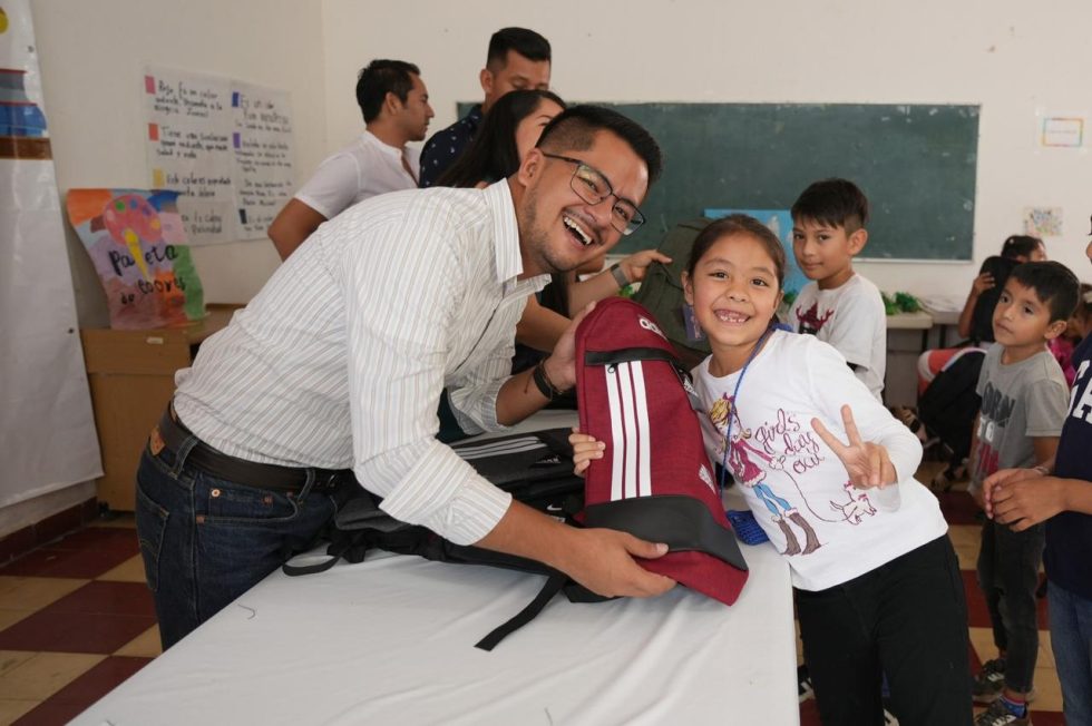 Gobierno de Erick Ruíz apoya educación en Emiliano Zapata con entrega de mochilas