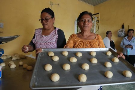 DIF de Emiliano Zapata beneficia a familias con insumos de panadería 05